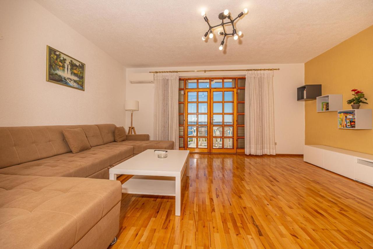Apartments Francoise Crikvenica Bagian luar foto