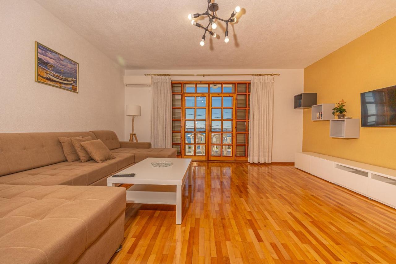 Apartments Francoise Crikvenica Bagian luar foto